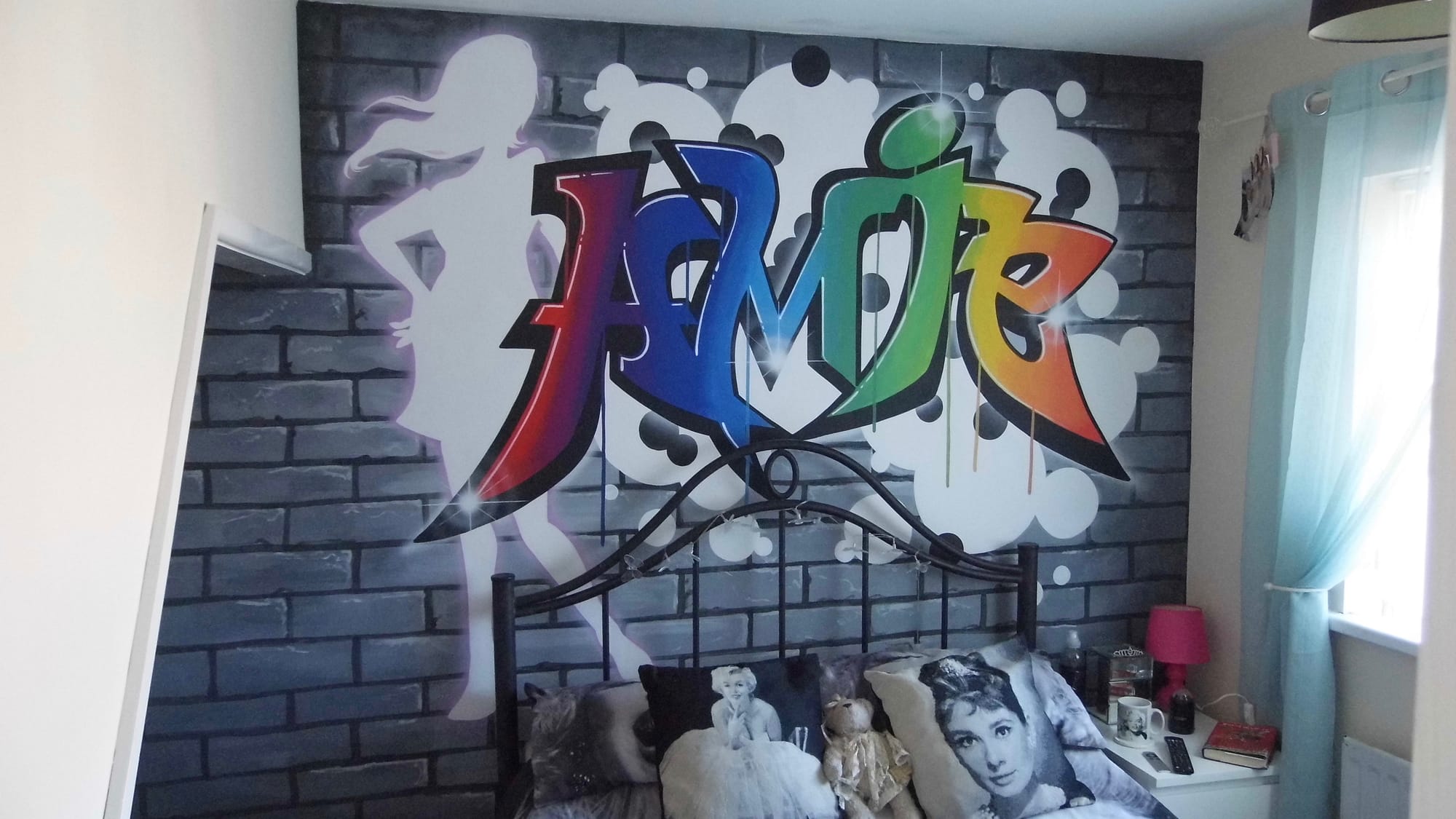 Graffiti bedroom mural